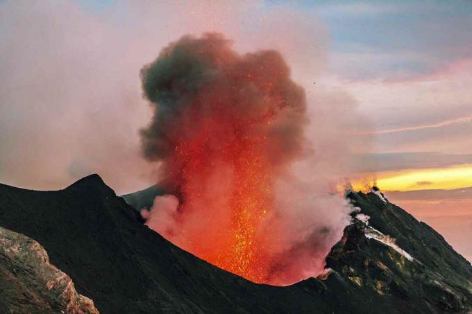 Italia, Isole Eolie, Stromboli, eruzione vulcanica, bombe di lava
