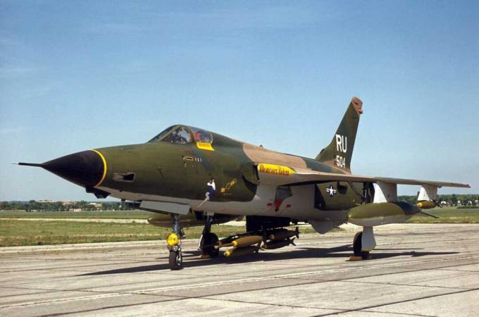 f-105-grande.jpg