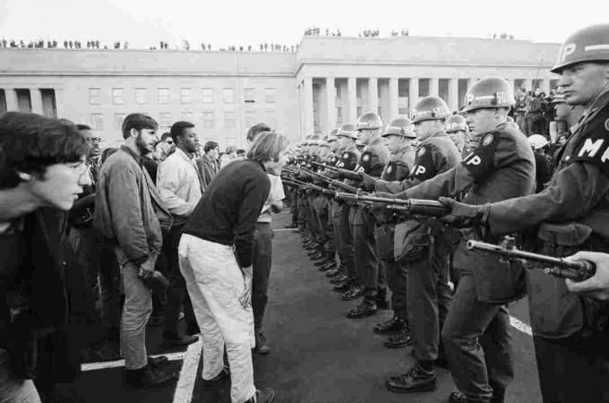 Fotografia di manifestanti al Pentagono nel 1967