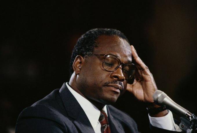 Clarence Thomas chiude gli occhi e si mette una mano alla testa durante l'udienza per quanto riguarda le presunte molestie sessuali di Anita Hill.