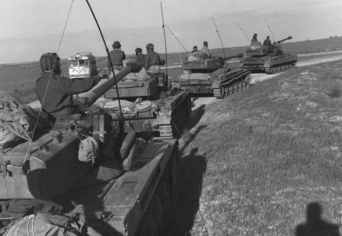 Carri armati israeliani si trasferiscono a Gaza nel 1956