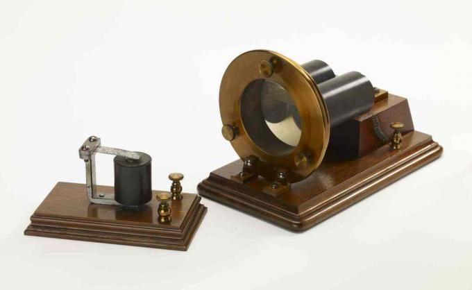 il ricevitore telegrafico armonico fu creato da Alexander Graham Bell intorno al 1876.