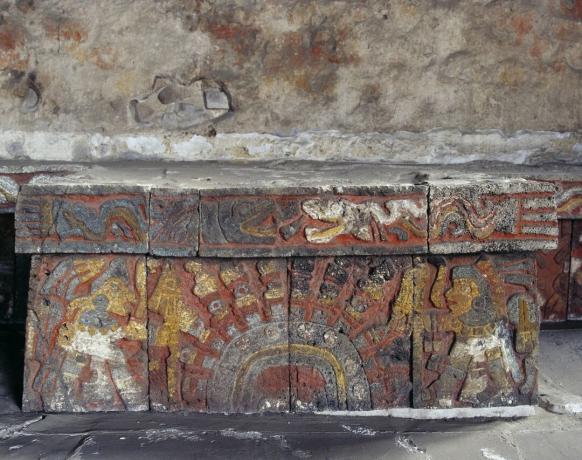 Sedile in pietra con rilievi policromi raffiguranti Zacatapalloli, balla di fieno con spine di cactus usate per l'autosacrificio, House of Eagles, Templo Mayor, Città del Messico, Città del Messico, civiltà azteca, ca 1500