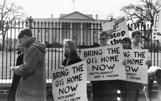 Manifestanti alla Casa Bianca nel 1965