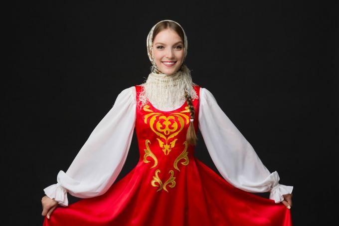 bella ragazza caucasica sorridente in costume popolare russo