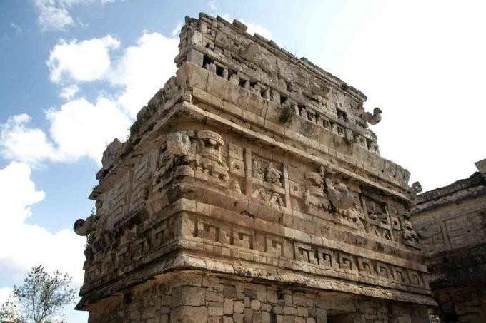 La Iglesia (la Chiesa) arriva verso il cielo, ornata con maschere di Chac nel sito Maya di Chichén Itzá