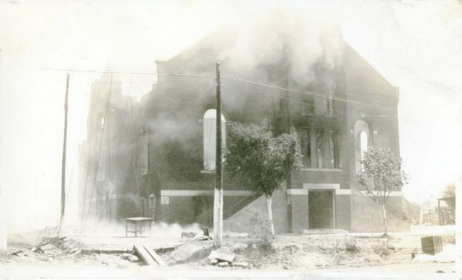 Chiesa distrettuale di Greenwood danneggiata in seguito al massacro di Tulsa Race, Tulsa, Oklahoma, giugno 1921.