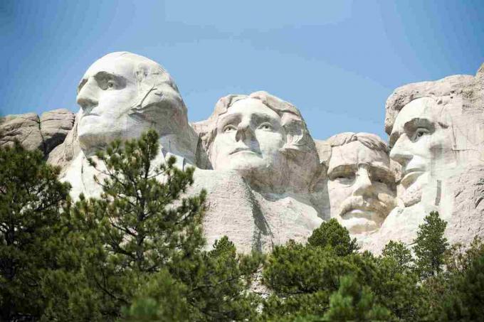 Vista di angolo basso del monumento nazionale di Mt Rushmore contro il chiaro cielo