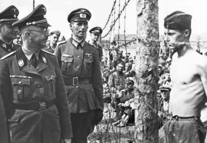 Foto di Heinrich Himmler che ispeziona il campo tenendo prigionieri russi