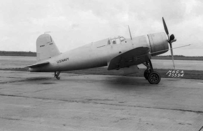 Chance Vought XF4U-1 Prototipo di corsaro seduto sull'asfalto.