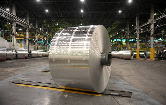 Una bobina di alluminio si trova in un magazzino in attesa di essere trasportata, presso un impianto di fusione Alcoa World Alumina Australia, parzialmente di proprietà di Alumina Ltd.
