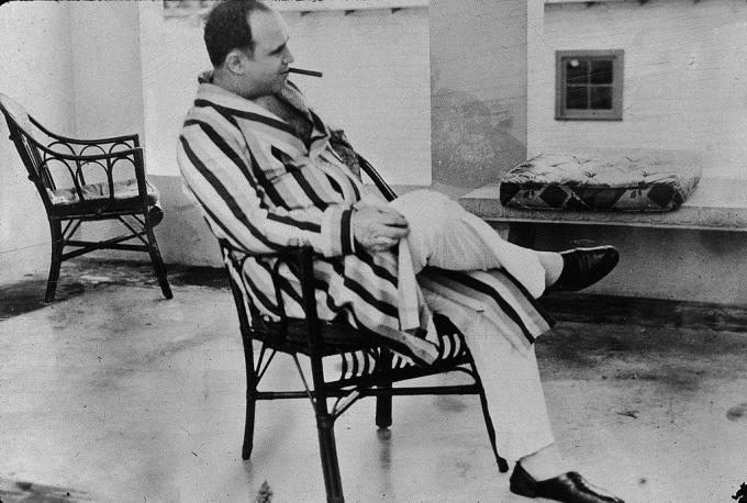 Il gangster americano Al Capone ('Scarface') (1899-1947) si rilassa nella sua casa di vacanza, Miami, Florida, 1930.