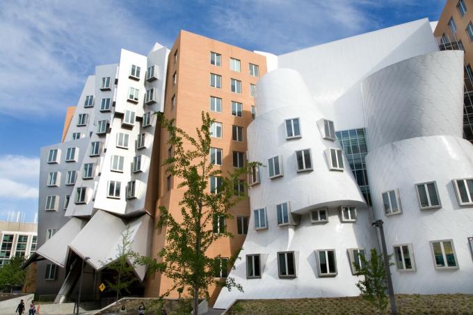 Il Ray and Maria Stata Center, progettato da Frank Gehry, è uno strano miscuglio di edifici sbilenco. Il centro ospita tre dipartimenti