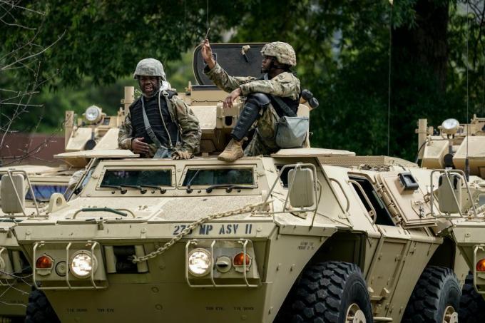 La Polizia Militare della Guardia Nazionale attende di partire per la città in veicoli corazzati per il personale presso il quartier generale della forza congiunta della Guardia nazionale DC il 2 giugno 2020 a Washington, DC.