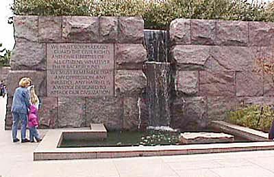 Un'immagine della cascata nella Sala 2 del Memoriale FDR a Washington D.C.