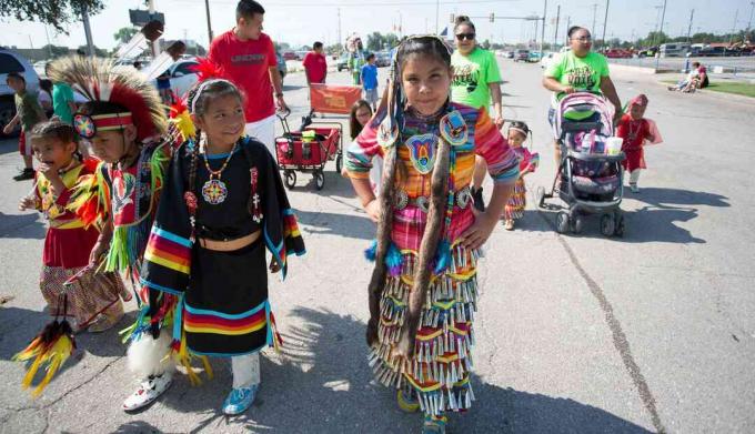 I giovani ballerini Cheyenne / Arapaho attendono l'inizio della parata del Festival dei nativi americani della Terra Rossa a Oklahoma City