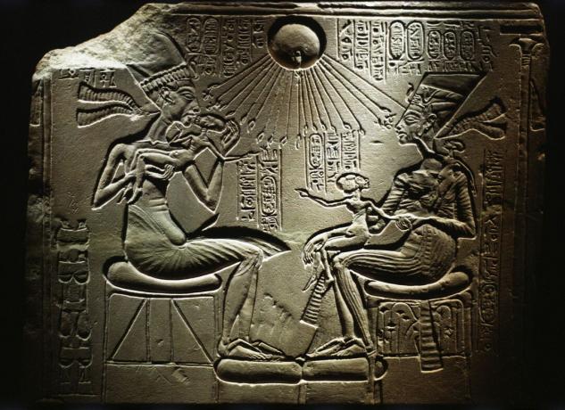 Akhenaton e Nefertiti con i loro figli