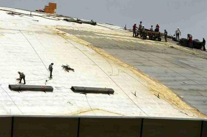 due squadre di operai che scaldano la cima della cupola