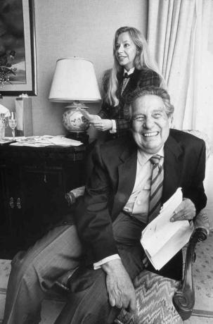 Octavio Paz con sua moglie Marie-José dopo aver vinto il premio Nobel