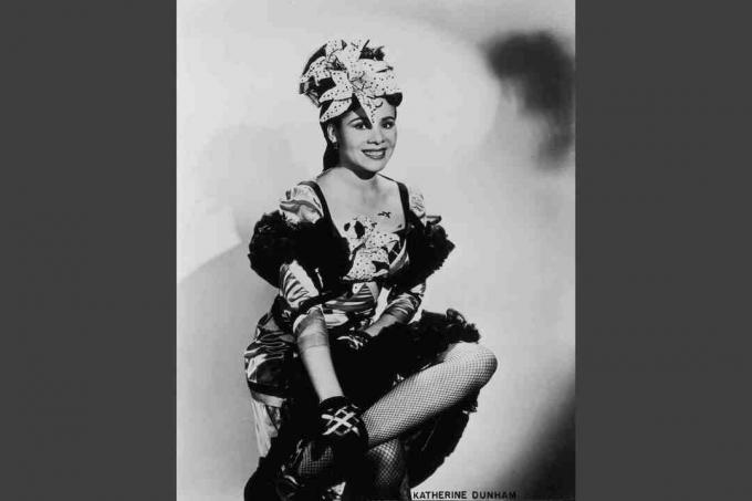 Katherine Dunham intorno al 1945, indossa un costume da ballo con ciuffi di volant e orchidee artificiali