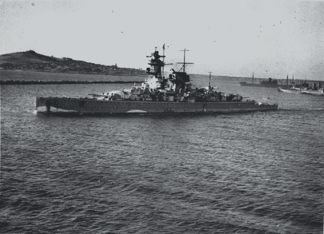 Nave da guerra tascabile ammiraglio Graf Spee fumante nel River Plate, in Sud America, con spedizione in background.