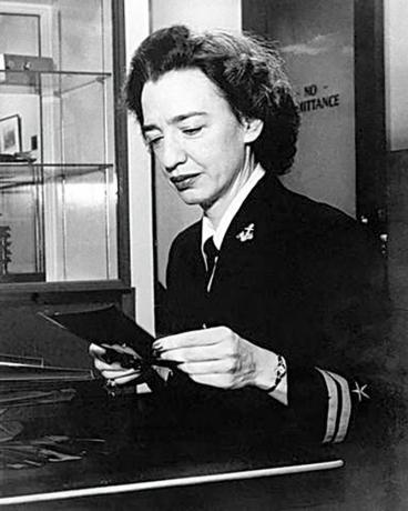 Tenente j.g. Grace Brewster Hopper lavora al Bureau of Ordnance Computing Project, Università di Harvard, Cambridge, Massachusetts, gennaio 1946.