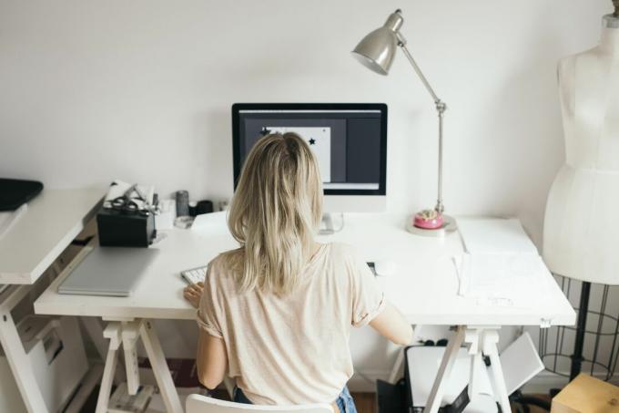 Professionista del design femminile che utilizza il computer a casa