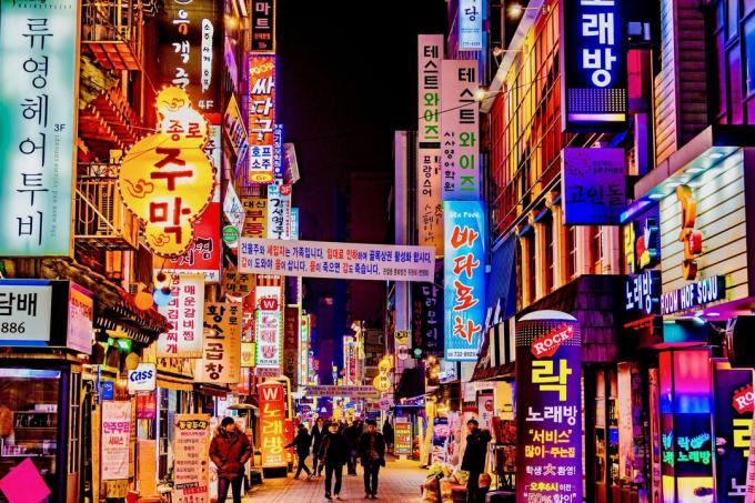 Una zona trafficata di Seoul, in Corea del Sud durante la notte.