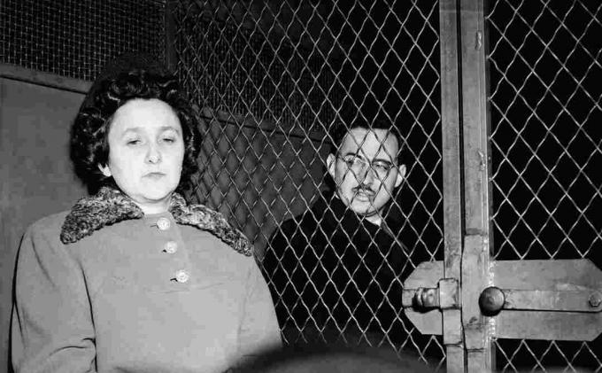 Fotografia di notizie di Ethel e Julius Rosenberg nel furgone della polizia.