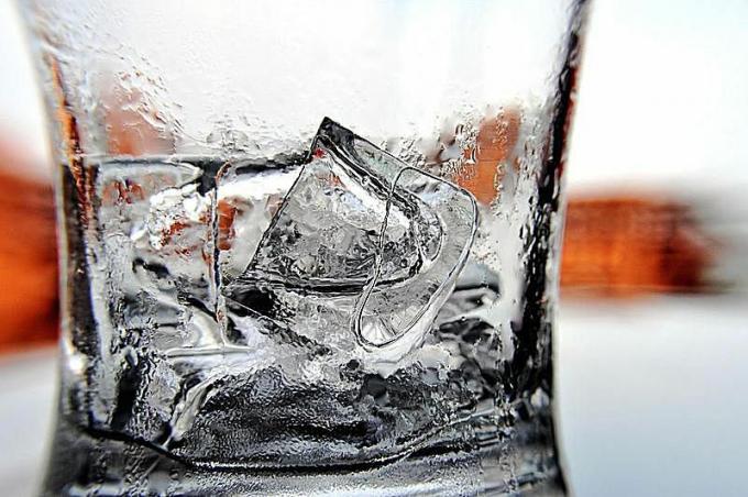 I cubetti / cubetti d'acqua in un bicchiere.