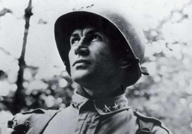 Il maggiore generale James Gavin in uniforme con elmetto.