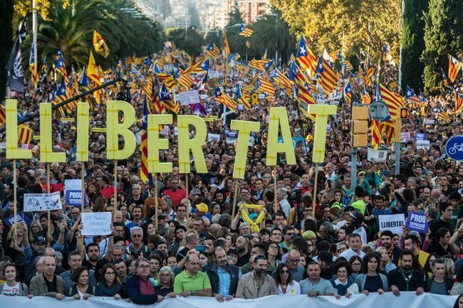 Dimostranti separatisti catalani protestano contro le tattiche della polizia