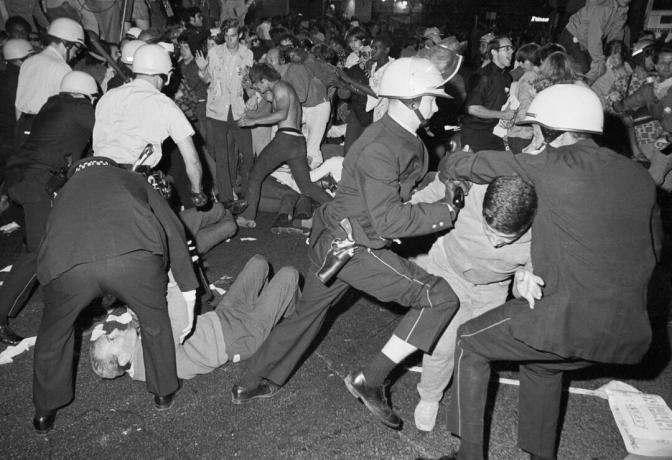 Polizia e manifestanti a Chicago nel 1968