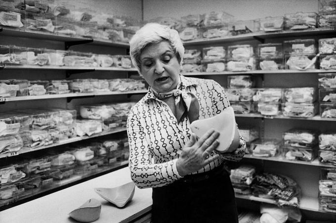 Ruth Handler nel magazzino dei seni protesici che ha creato per i pazienti con mastectomia, 1977