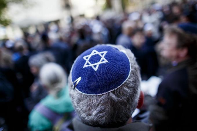 La comunità ebraica di Berlino si riunisce per protestare contro l'antisemitismo