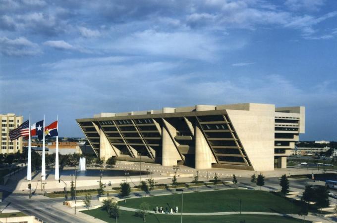 Edificio geometrico in cemento simile a una barca, enormi moli brutulisti sostengono una facciata ad angolo