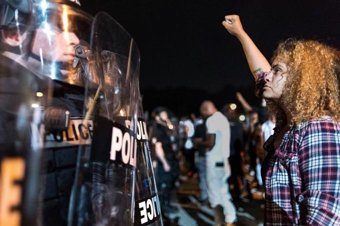 Le proteste scoppiano a Charlotte dopo gli spari della polizia