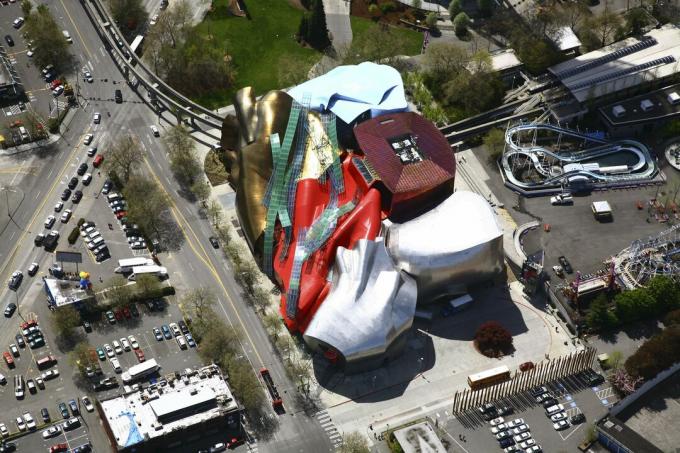 La vista aerea di un museo della musica sembra un mucchio di rifiuti dall'alto con un treno che l'attraversa