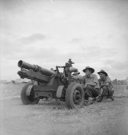 Equipaggio con un cannone da 25 libbre in un campo.