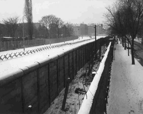 Liebenstrasse Vista del muro di Berlino con muro interno, trincea e barricate.