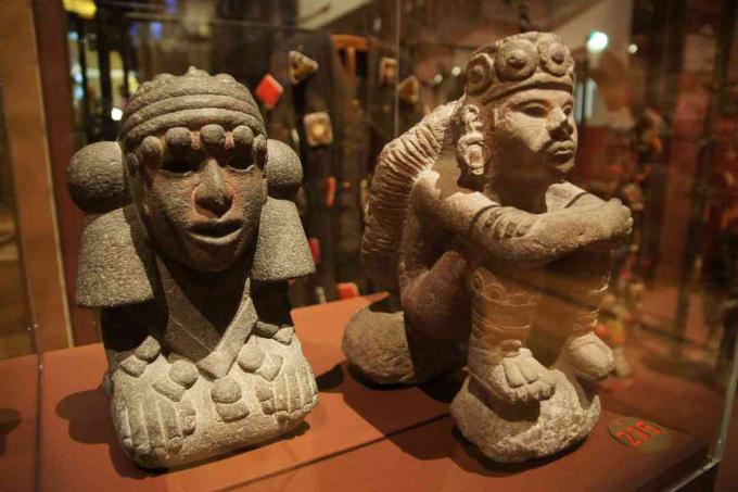 Due immagini scolpite della dea dell'acqua azteca, Chalchiuhtlicue, in mostra al Tropenmuseum di Amsterdam