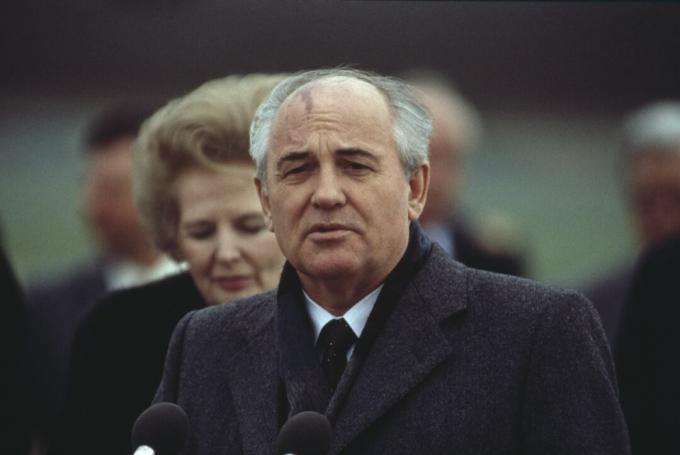 Il leader russo Mikhail Gorbachev al termine di una visita ufficiale a Londra. (7 aprile 1989)