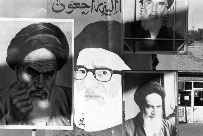 Poster dell'Ayatollah Khomein sono esposti all'interno del complesso dell'ambasciata americana.
