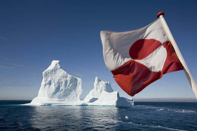 Bandiera della Groenlandia sul traghetto Arctic Umiaq Line