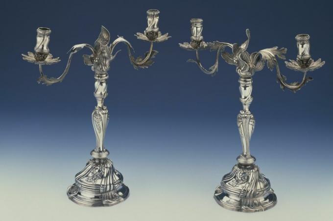 Coppia di candelabri decorati in argento del XVIII secolo