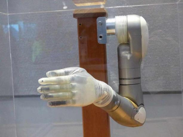 Fotografia del braccio protesico Luke Arm inventato da Dean Kamen