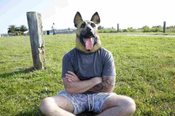 Uomo in maschera per cani