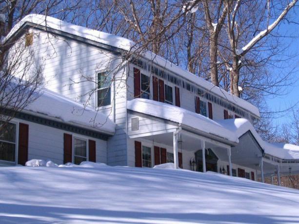 Il coloniale bianco di un padrone di casa si perde nella neve bianca