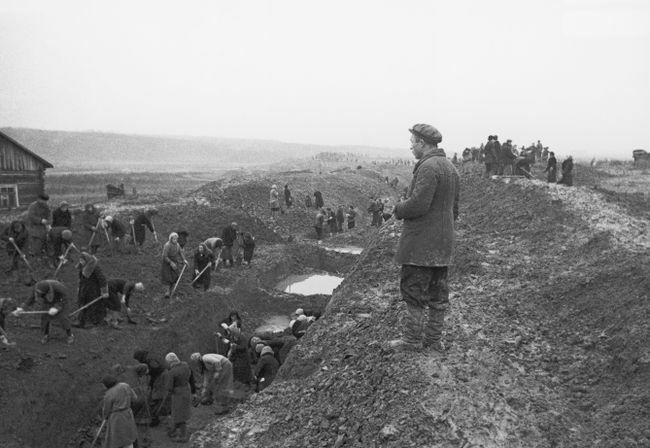 Civili russi scavano ostacoli anticarro vicino a Mosca.