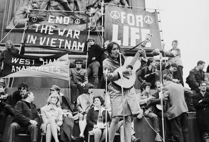 Joan Baez si esibisce in una manifestazione contro la guerra